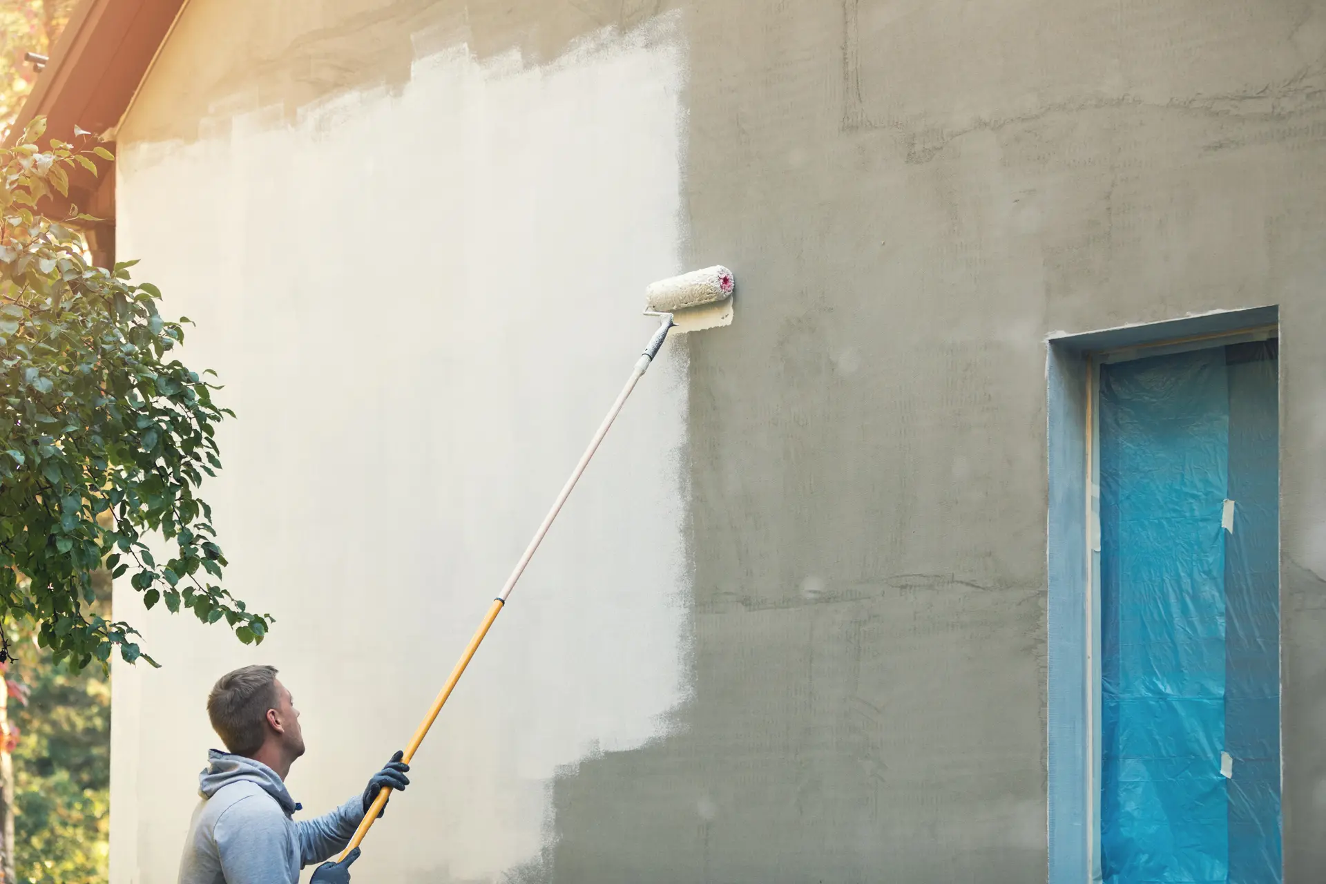 Pintor trabajando en una fachada en Leganés